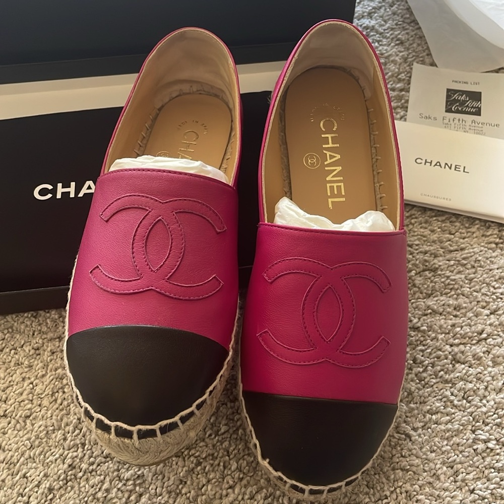 NEW IN BOX CHANEL ESPADRILLES pink and black leather 36-6